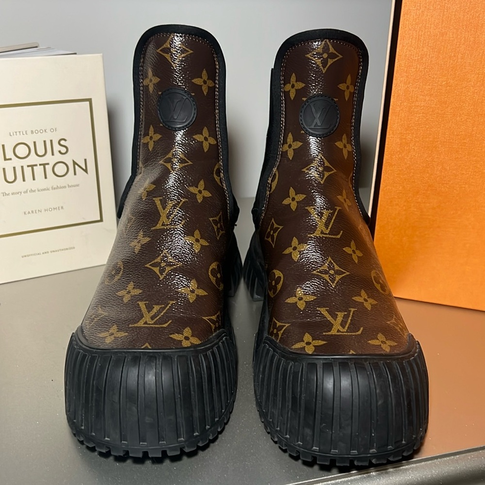 Louis Vuitton ankle boot size 39. Good condition. Some creases, not worn much.